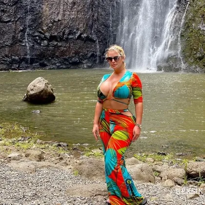 Атлетически сложенная красотка. Вечер, который стоит повторить